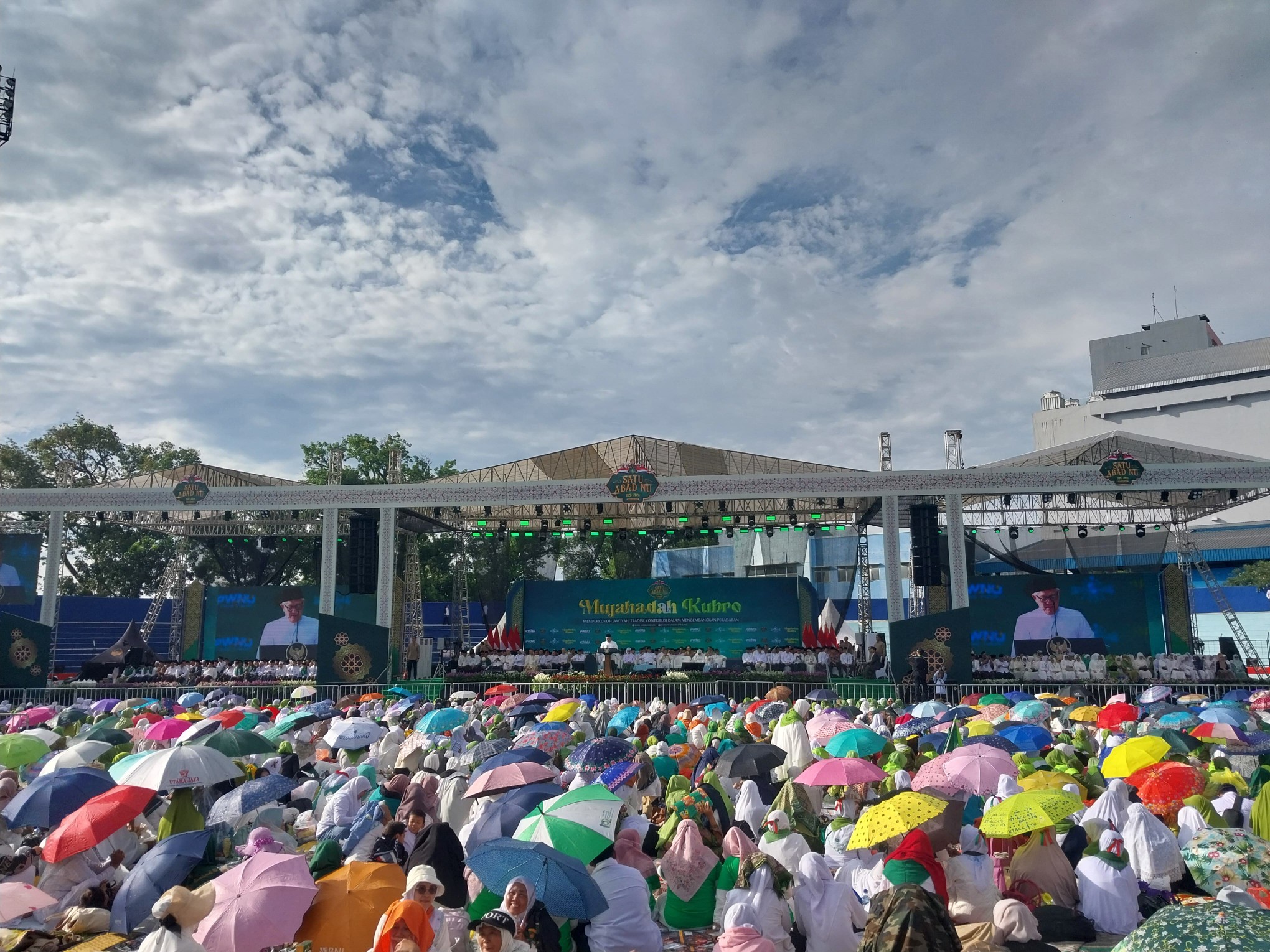 Ribuan jemaah mengikuti Mujahadah Kubro, Hari Ulang Tahun 1 Abad Nahdlatul Ulama, di Stadion Gajayana, Kota Malang, Jawa Timur, Minggu (8/2/2026). Foto: Tugusatu/Maghfirotul Hasanah