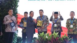 Wali Kota Malang, Wahyu Hidayat menerima sertifikat predikat Menuju Kota Bersih dari Kementerian Lingkungan Hidup/Badan Pengendalian Lingkungan Hidup di Jakarta. Foto: Dok. Diskominfo Kota Malang