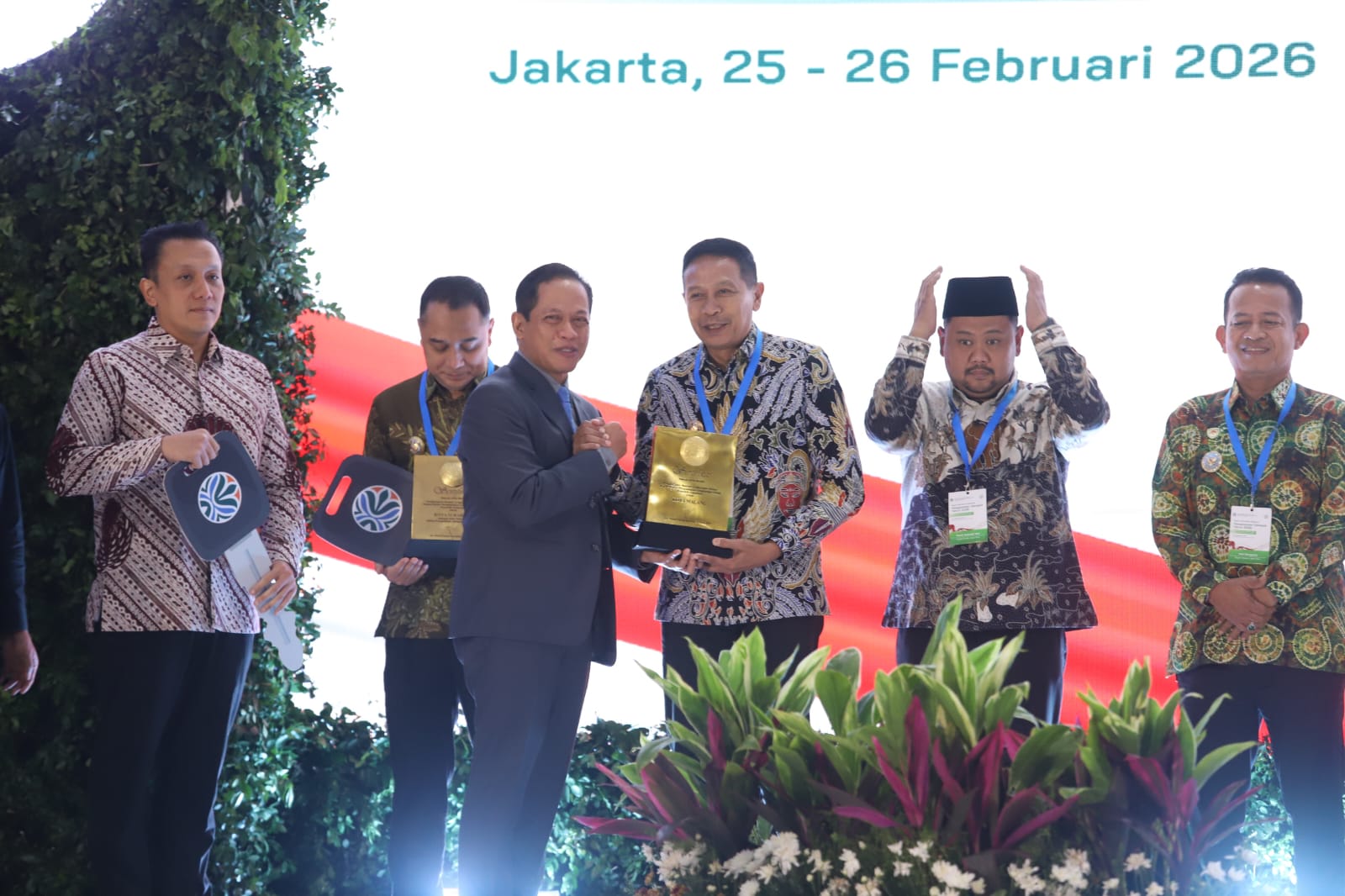 Wali Kota Malang, Wahyu Hidayat menerima sertifikat predikat Menuju Kota Bersih dari Kementerian Lingkungan Hidup/Badan Pengendalian Lingkungan Hidup di Jakarta. Foto: Dok. Diskominfo Kota Malang