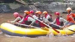 Mahasiswa Jurusan Rekam Medis dan Informasi Kesehatan Poltekkes Kemenkes Malang mengikuti pelatihan bantuan hidup dasar serta keselamatan di air. Foto: Tugusatu/ist