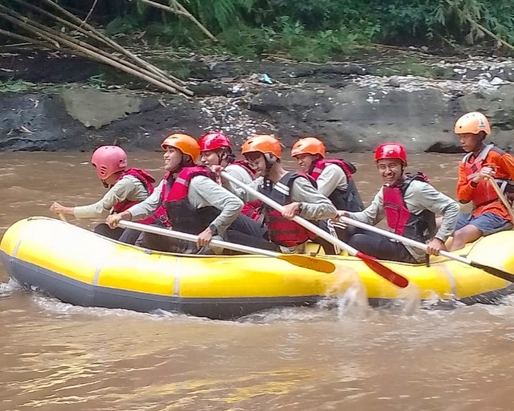 Mahasiswa Jurusan Rekam Medis dan Informasi Kesehatan Poltekkes Kemenkes Malang mengikuti pelatihan bantuan hidup dasar serta keselamatan di air. Foto: Tugusatu/ist