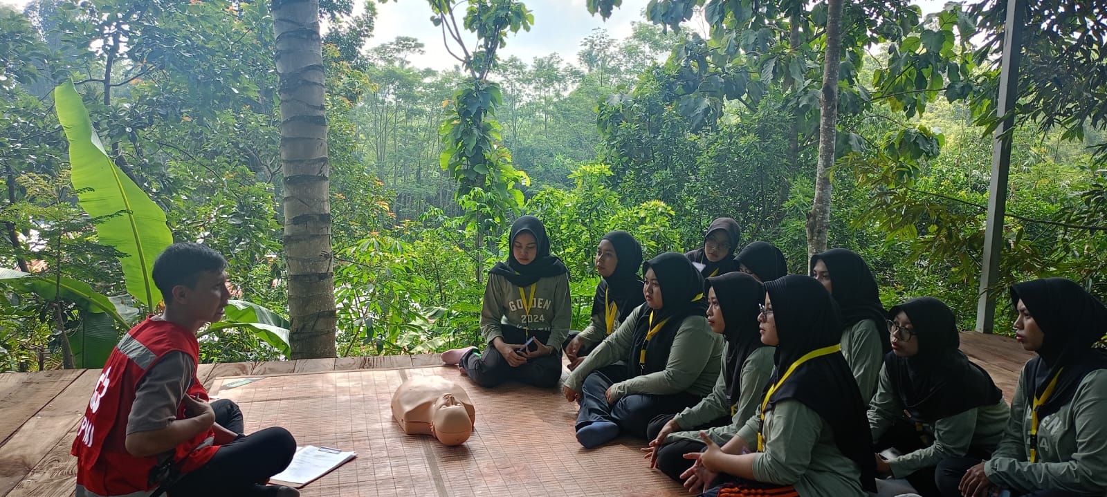 Personel PMI Kota Batu memberikan materi bantuan hidup dasar serta keselamatan di air.