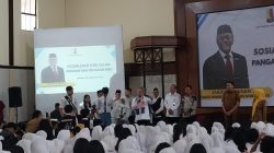 Menteri Koordinator Bidang Pangan Zulkifli Hasan memantau pelaksanaan program makan bergizi gratis (MBG) selama Ramadan di SMAN 3 Kota Malang, Jawa Timur, Selasa (24/2/2026). Foto: Tugusatu/Maghfirotul Hasanah