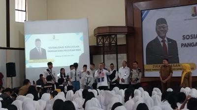 Menteri Koordinator Bidang Pangan Zulkifli Hasan memantau pelaksanaan program makan bergizi gratis (MBG) selama Ramadan di SMAN 3 Kota Malang, Jawa Timur, Selasa (24/2/2026). Foto: Tugusatu/Maghfirotul Hasanah