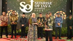 Dokter spesialis penyakit dalam sekaligus dosen dan peneliti di Universitas Brawijaya Dr. dr. Syifa Mustika Sp.PD., K-GEH saat menerima penghargaan. Foto: Dok. Humas Universitas Brawijaya