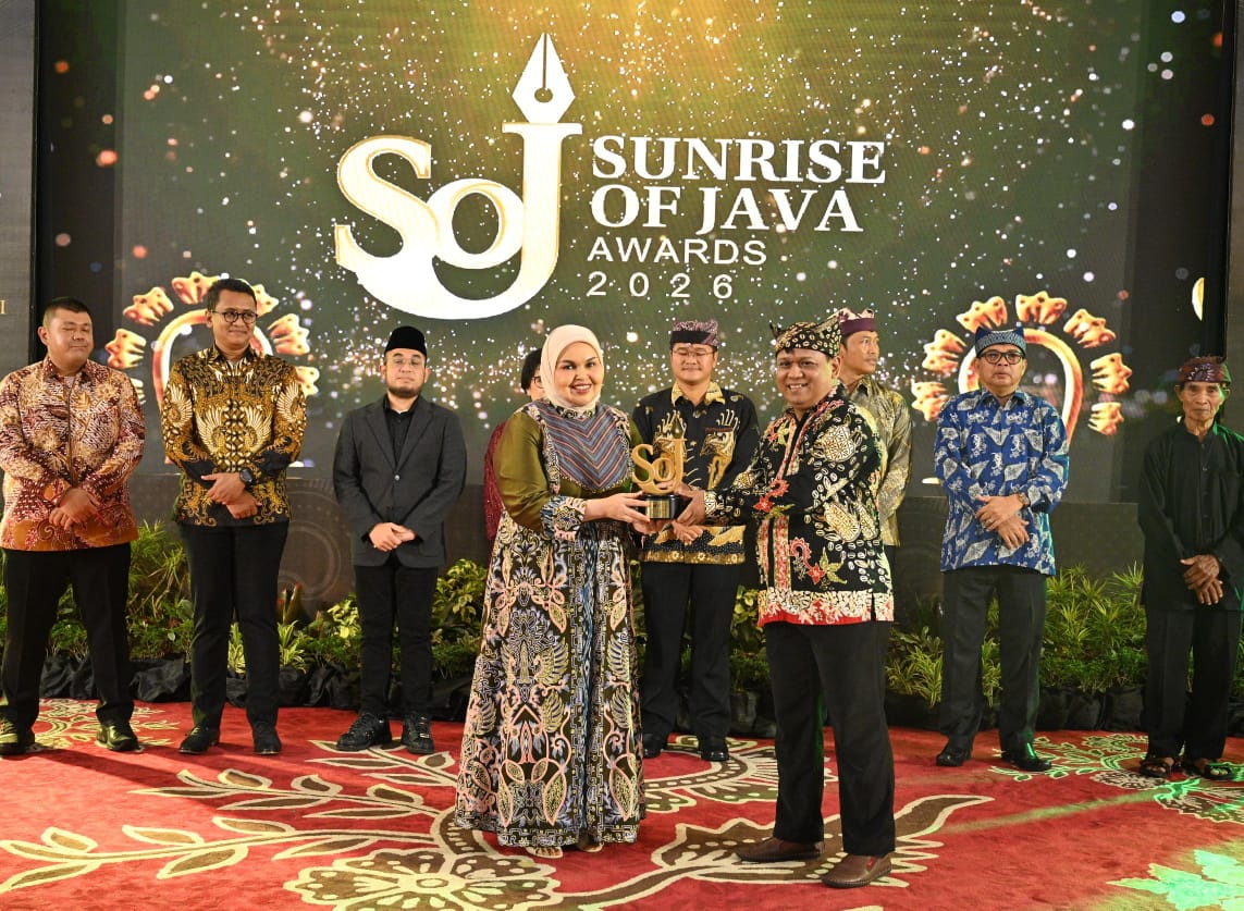 Dokter spesialis penyakit dalam sekaligus dosen dan peneliti di Universitas Brawijaya Dr. dr. Syifa Mustika Sp.PD., K-GEH saat menerima penghargaan. Foto: Dok. Humas Universitas Brawijaya