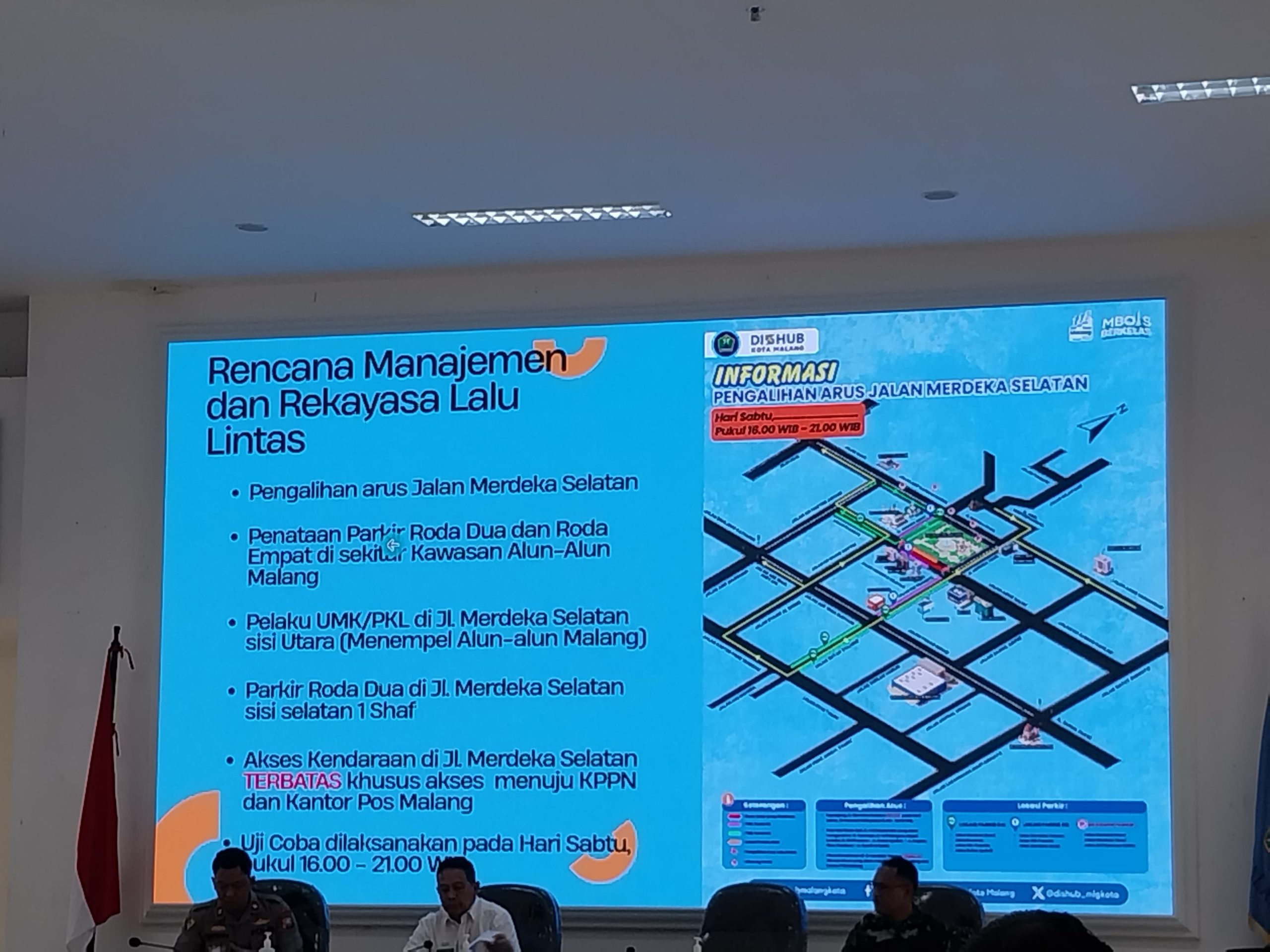 Forum Lalu Lintas dan Angkutan Jalan Kota Malang memutuskan pengalihan arus, penataan parkir, serta penempatan PKL di sisi utara jalan Alun-Alun Merdeka, Jumat (20/2/2026). Foto: Tugusatu/Maghfirotul Hasanah