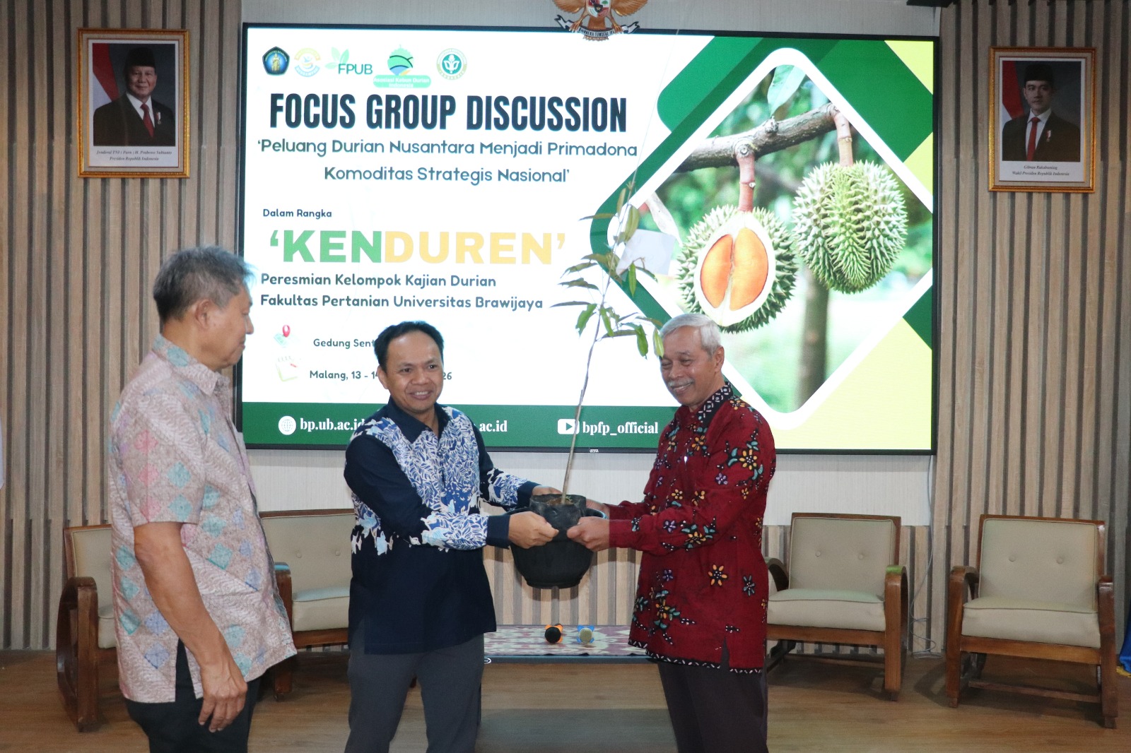 Fakultas Pertanian UB menggelar Focus Group Discussion (FGD) bertajuk “Peluang Durian Nusantara Menjadi Primadona Komoditas Strategis Nasional”. Gelaran itu sekaligus rangkaian kenduren peresmian Kelompok Kajian Durian FP UB pada 13 Februari 2026. Foto: Dok. FP UB