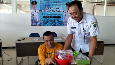 Diskopindag Bekali Difabel Keterampilan Membuat Sabun Cuci Tangan
