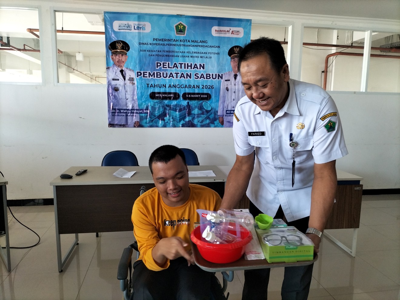 Kepala Bidang UMKM Diskopindag Kota Malang, Farid Suaidi menyerahkan bantuan peralatan membuat sabun kepada difabel peserta pelatihan di Malang Creative Center (MCC), Rabu (4/3/2026). Foto: Tugusatu/Bagus Suryo
