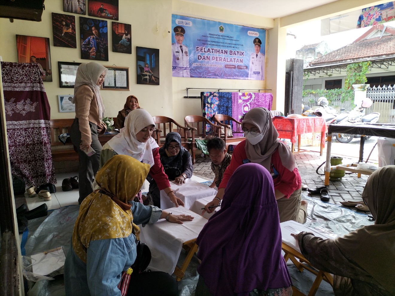 Peserta pelatihan belajar membatik di Batik Blimbing, Kota Malang, Jawa Timur, Selasa (3/3/2026). Foto: Tugusatu/Bagus Suryo