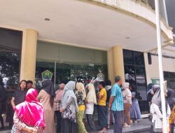 Gagal Dapatkan Sembako Murah, Emak-Emak Geruduk Kantor Kecamatan Kedungkandang Malang