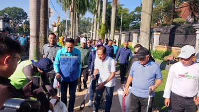 Kala Pejabat Bersama Warga Pungut Sampah di Jalan Ijen Malang