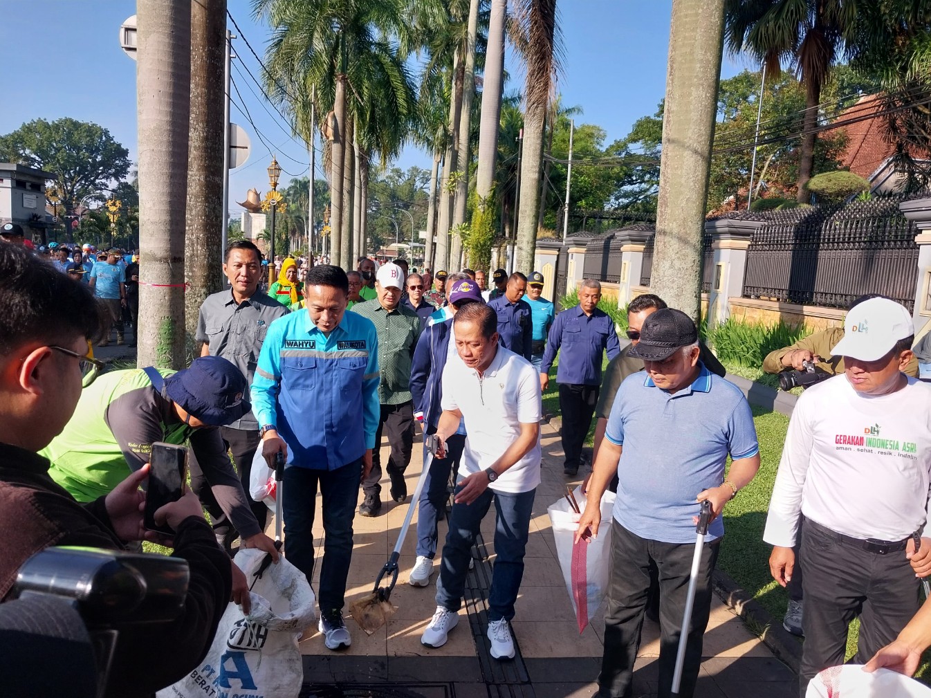 Menteri Lingkungan Hidup, Hanif Faisol Nurofiq bersama Wali Kota Malang, Wahyu Hidayat, dan Bupati Malang, Sanusi saat apel siaga Gerakan Indonesia Asri (aman, sehat, resik, indah) di Jalan Ijen Kota Malang, Minggu (29/3/2026). Foto: Tugusatu/Maghfirotul Hasanah