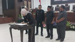 Ketua DPRD Kota Malang, Amithya Ratnanggani Sirraduhita menandatangani dokumen penyampaian LKPJ usia rapat paripurna, Senin (9/3/2026). Foto: Tugusatu/Maghfirotul Hasanah