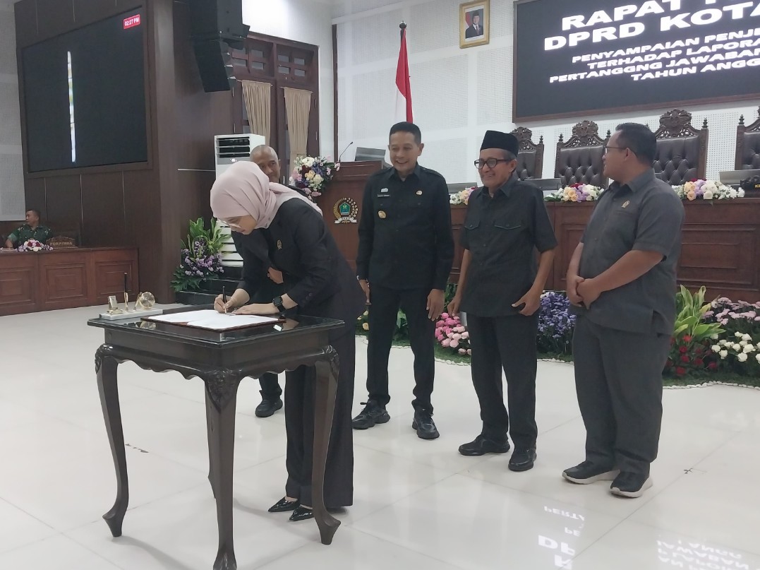 Ketua DPRD Kota Malang, Amithya Ratnanggani Sirraduhita menandatangani dokumen penyampaian LKPJ usia rapat paripurna, Senin (9/3/2026). Foto: Tugusatu/Maghfirotul Hasanah