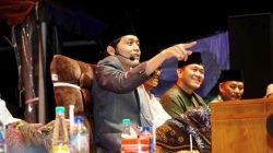 Bupati Lamongan Yuhronur Efendi bersama masyarakat ngaji bareng Gus Iqdam. Foto: Tugusatu/Ahmad Yakub/ist