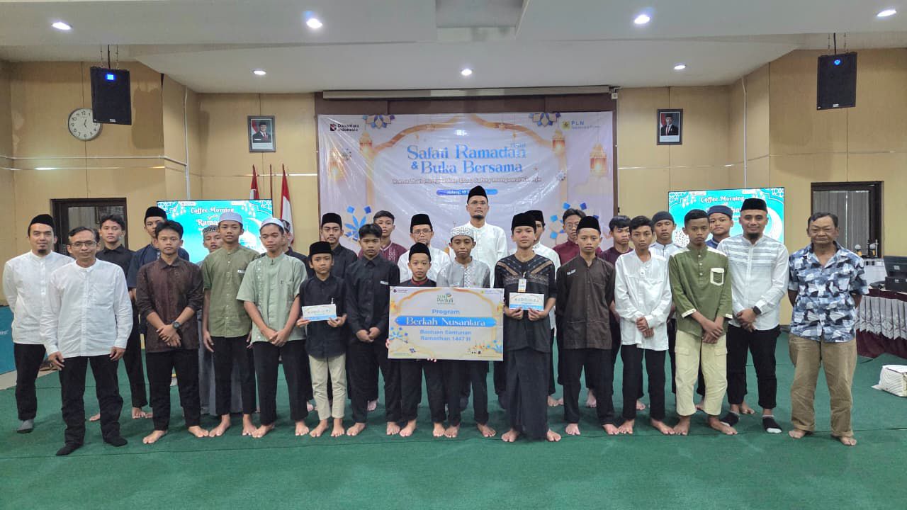 PLN NP UP Brantas menyalurkan santunan melalui Program Berkah Nusantara dalam kegiatan Safari Ramadan, Selasa (10/3/2026). Foto: Dok. PLN NP UP Brantas