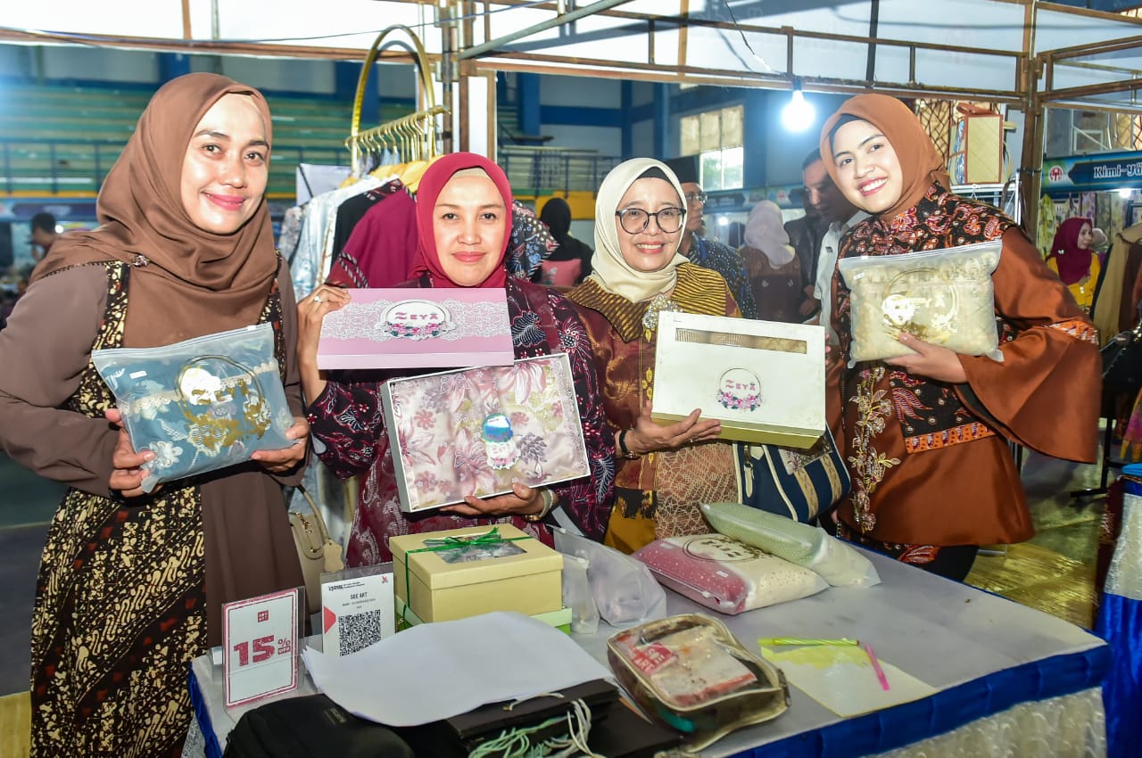 Pelaku UMKM mengikuti ajang Ramadhan Meriah (RAME) 2026 di Lamongan, Jawa Timur. Ajang itu untuk promosi produk lokal sekaligus penggerak ekonomi masyarakat. Foto: Tugusatu/Ahmad Yakub/ist