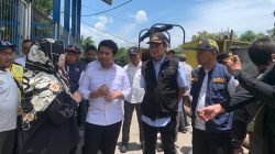Bupati Lamongan, Jawa Timur, Yuhronur Efendi mendampingi Wakil Gubernur Emil Elestianto Dardak sidak di Pintu Air Kuro, Sabtu (7/3/2026). Foto: Tugusatu/Ahmad Yakub/ist