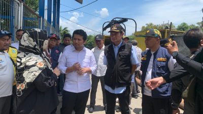 Bupati Lamongan, Jawa Timur, Yuhronur Efendi mendampingi Wakil Gubernur Emil Elestianto Dardak sidak di Pintu Air Kuro, Sabtu (7/3/2026). Foto: Tugusatu/Ahmad Yakub/ist