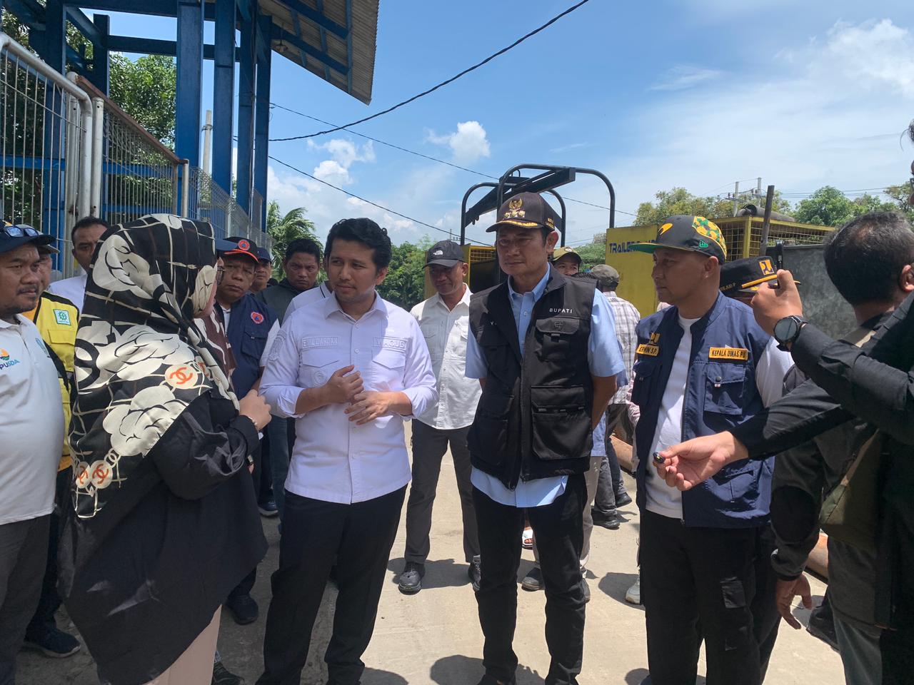 Bupati Lamongan, Jawa Timur, Yuhronur Efendi mendampingi Wakil Gubernur Emil Elestianto Dardak sidak di Pintu Air Kuro, Sabtu (7/3/2026). Foto: Tugusatu/Ahmad Yakub/ist