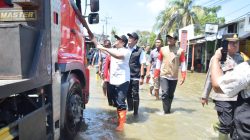 Bupati Lamongan Yuhronur Efendi bersama Wakil Gubernur Jawa Timur Emil Elestianto Dardak meninjau kondisi jalan provinsi sekaligus penanganan banjir, Sabtu (14/3/2026). Foto: Tugusatu/Ahmad Yakub/ist