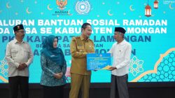 Bupati Lamongan Yuhronur Efendi akrab disapa Pak Yes menyerahkan bansos Ramadan di Pendopo Lokatantra Kabupaten Lamongan. Foto: Tugusatu/Ahmad Yakub/ist