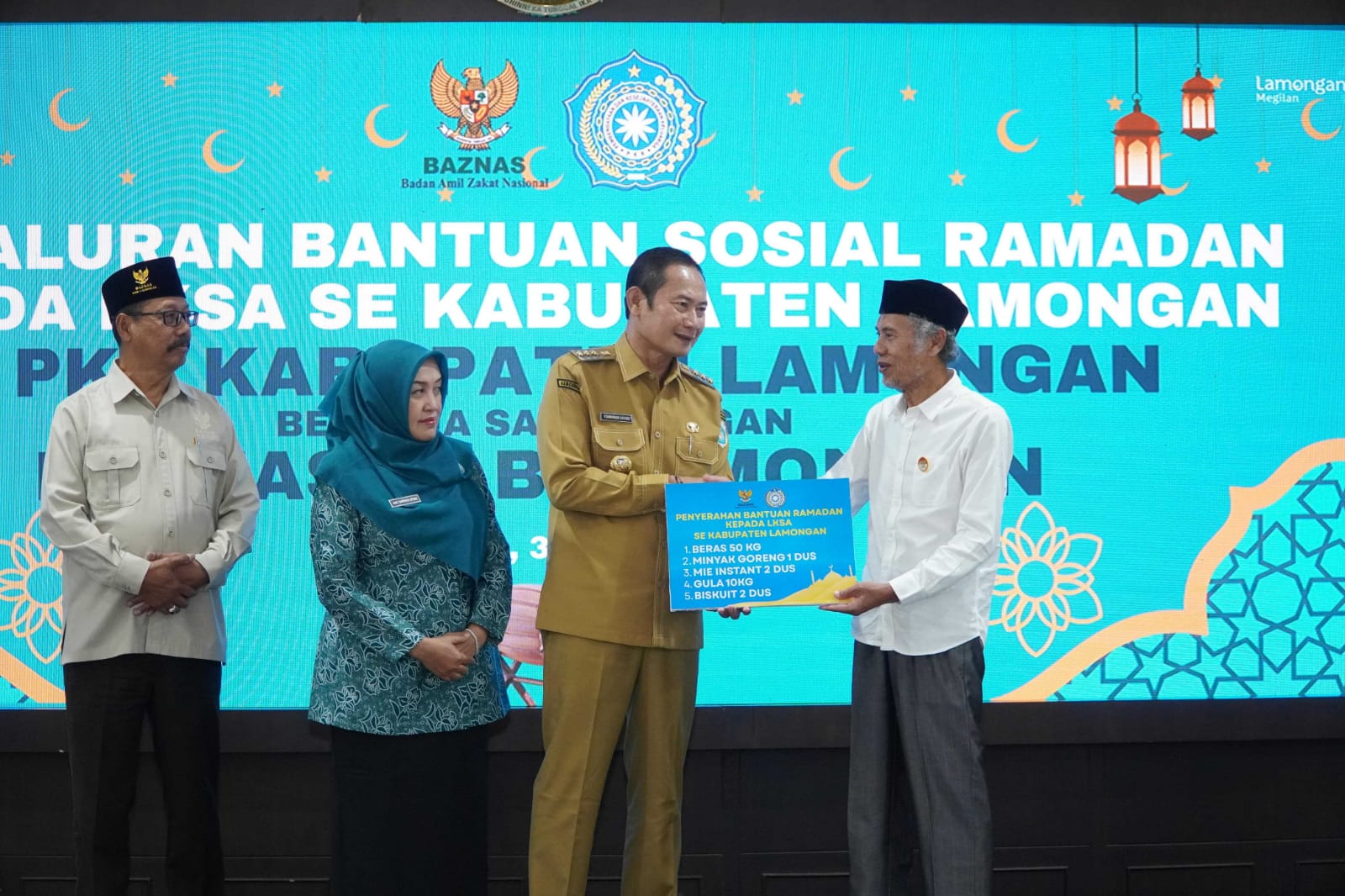 Bupati Lamongan Yuhronur Efendi akrab disapa Pak Yes menyerahkan bansos Ramadan di Pendopo Lokatantra Kabupaten Lamongan. Foto: Tugusatu/Ahmad Yakub/ist