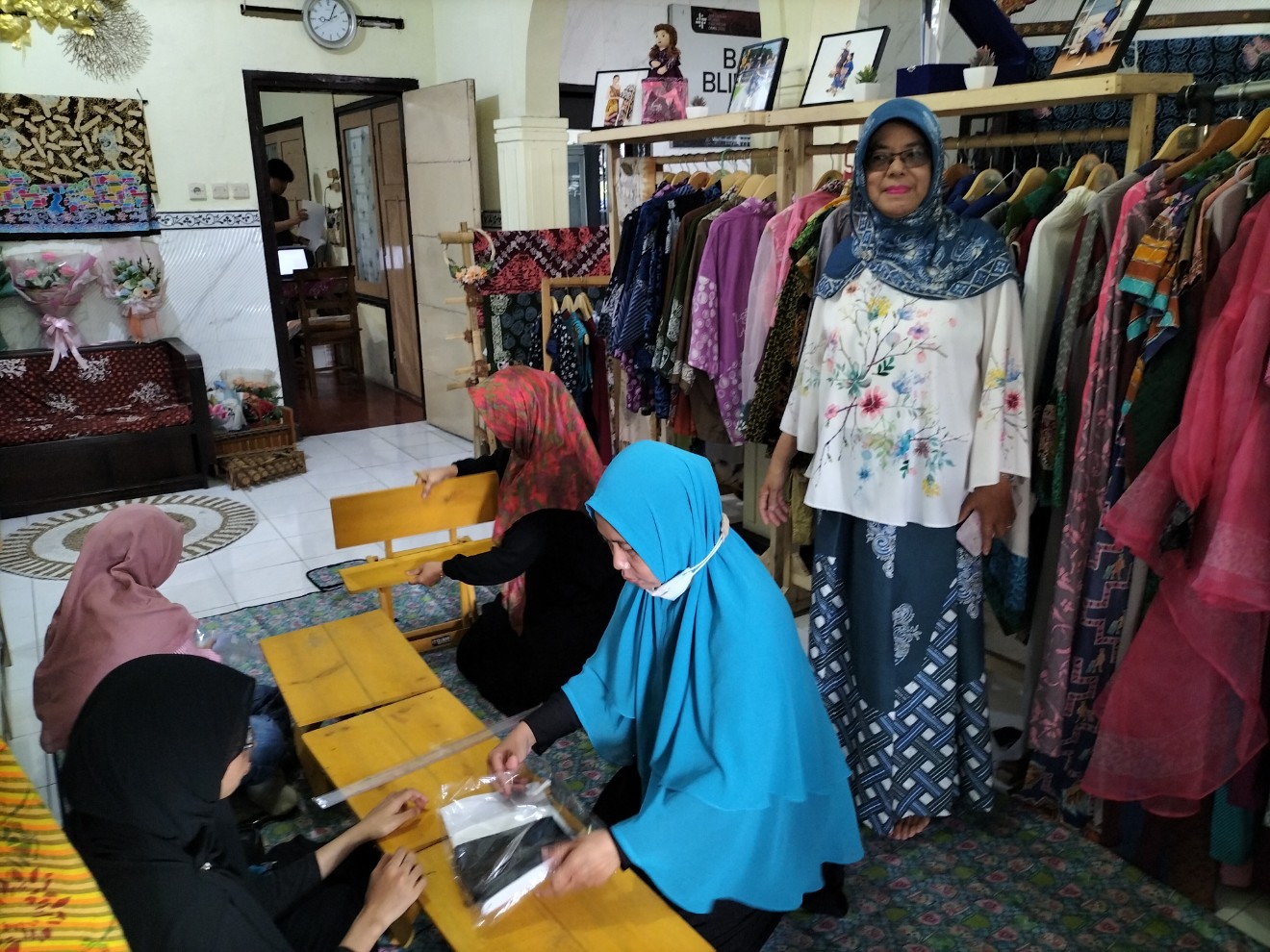 Aktivitas membatik di Batik Blimbing Malang.