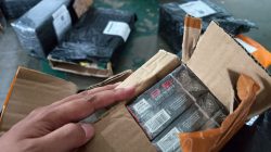 Petugas Bea Cukai Malang, Jawa Timur, menyita rokok ilegal di jasa ekspedisi dalam operasi penindakan periode Februari-Maret 2026. Foto: Dok. Bea Cukai Malang