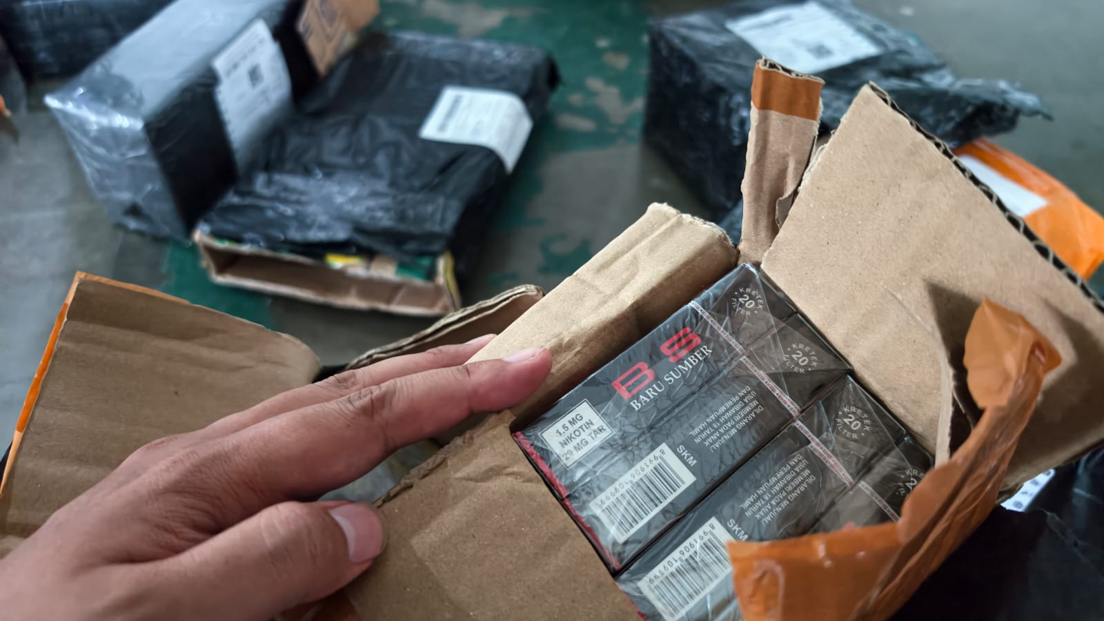 Petugas Bea Cukai Malang, Jawa Timur, menyita rokok ilegal di jasa ekspedisi dalam operasi penindakan periode Februari-Maret 2026. Foto: Dok. Bea Cukai Malang