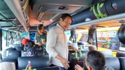 Bupati Lamongan Yuhronur Efendi memantau kesiapan mudik Lebaran. Foto: Tugusatu/Ahmad Yakub/ist