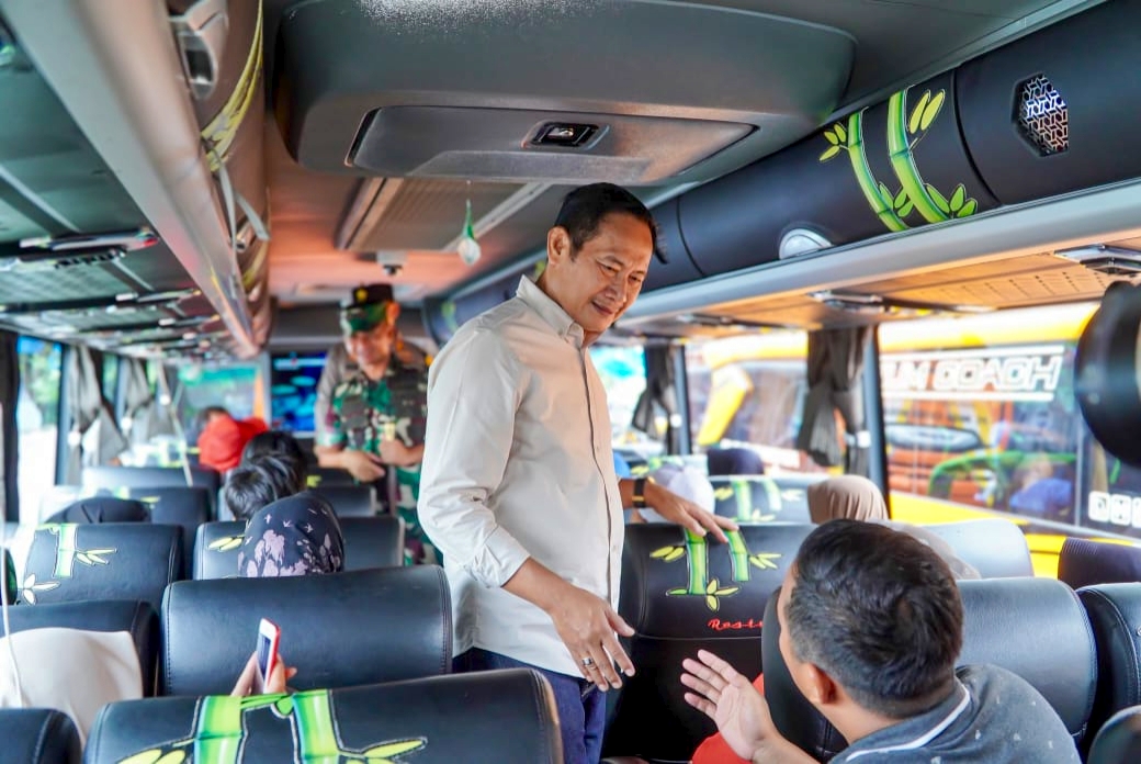 Bupati Lamongan Yuhronur Efendi memantau kesiapan mudik Lebaran. Foto: Tugusatu/Ahmad Yakub/ist