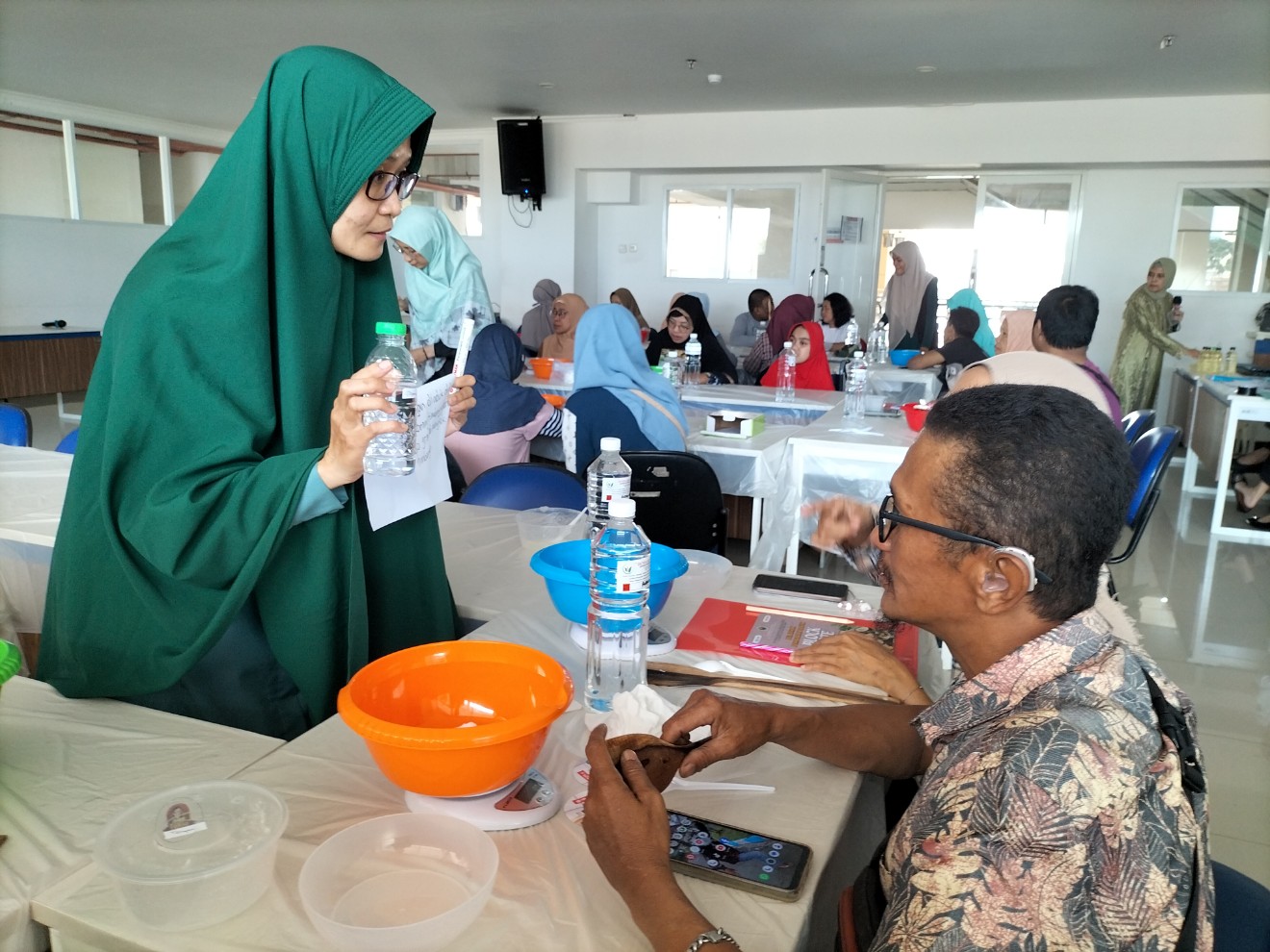 Difabel peserta pelatihan antusias mengikuti arahan instruktur.