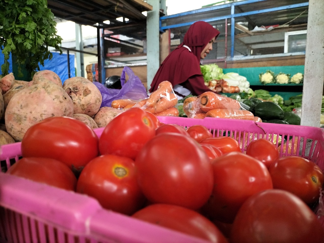 Pedagang sayur mayur di pasar Bunulrejo, Kota Malang, Jawa Timur. Foto: Tugusatu/Bagus Suryo