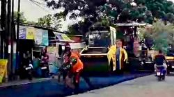 Pekerja mempercepat perbaikan jalan dalam program prioritas Jalan Mantap dan Alus Lamongan (Jamula). Foto: Tugusatu/Ahmad Yakub/ist