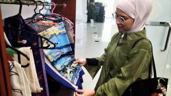 Ketua DPRD Kota Malang Amithya Ratnanggani Sirraduhita meninjau produk unggulan UMKM di ruang pamer UMKM DPRD setempat, Kamis (5/3/2026). Foto: Tugusatu/Bagus Suryo