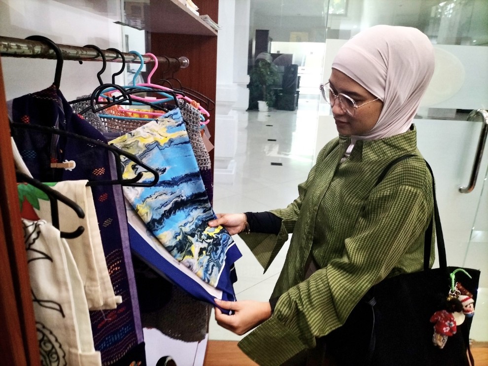 Ketua DPRD Kota Malang Amithya Ratnanggani Sirraduhita meninjau produk unggulan UMKM di ruang pamer UMKM DPRD setempat, Kamis (5/3/2026). Foto: Tugusatu/Bagus Suryo