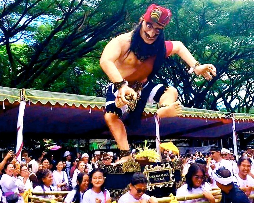 Kirab budaya ogoh-ogoh di Lapangan Rampal Malang mendapat sambutan hangat dari masyarakat, Rabu (18/3/2026). Foto: Tugusatu/Maghfirotul Hasanah