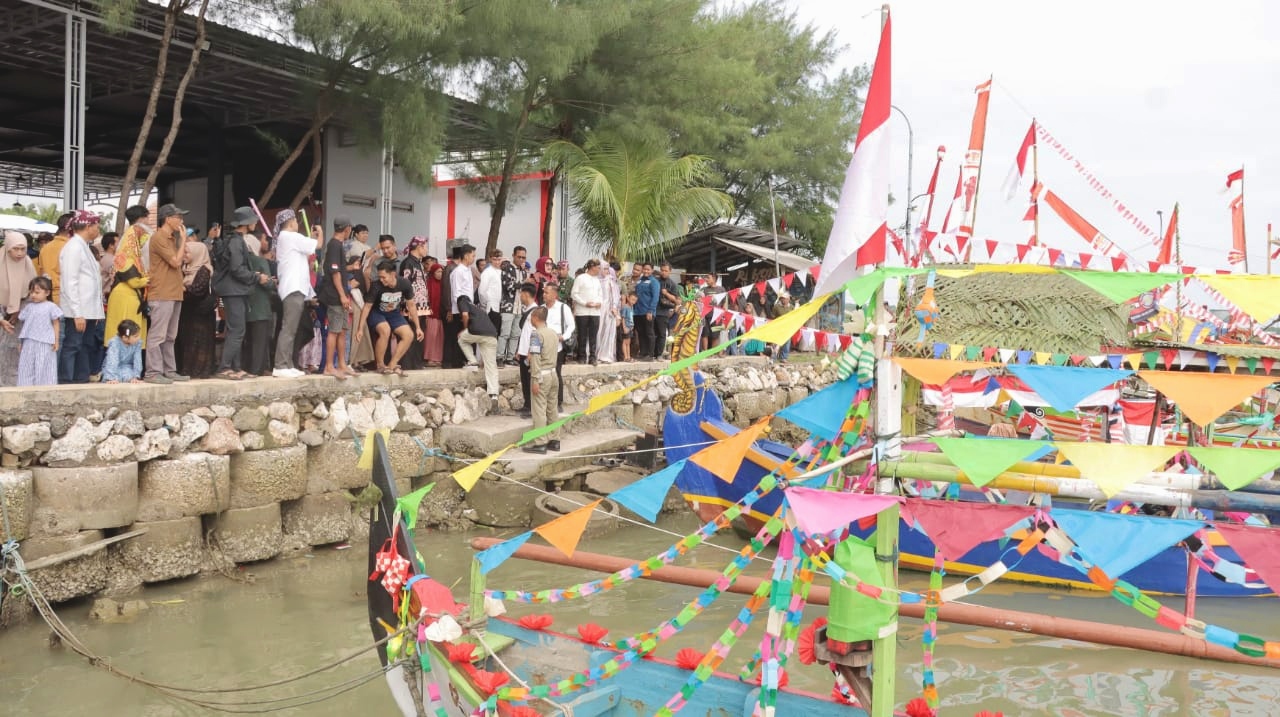 Kenduri Sakral hingga Pesta Rakyat Rangkaian Festival Kupatan Lamongan diawali dengan kenduri kupat di kawasan Menara Rukyat.
