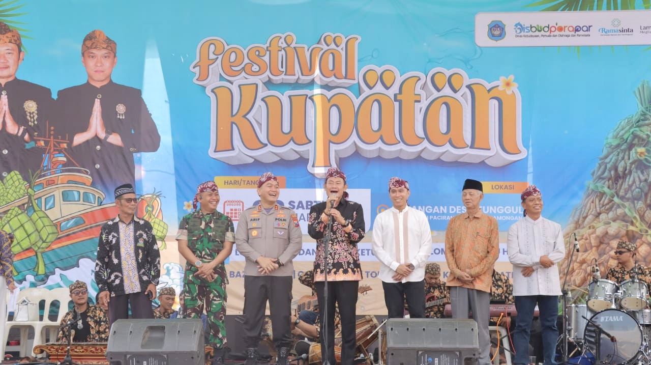 Bupati Lamongan Yuhronur Efendi akrab disapa Pak Yes bersama pemangku kepentingan membuka Festival Kupatan 2026 di kawasan Menara Rukyat, Sabtu (28/3). Foto: Tugusatu/Ahmad Yakub/ist