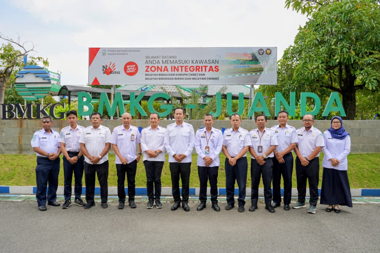 Bupati Yuhronur Efendi bersama perangkat daerah Pemkab Lamongan mengusulkan modifikasi cuaca guna mengatasi banjir saat rakor di Kantor BMKG Juanda Surabaya, Rabu (11/3/2026). Foto: Tugusatu/Ahmad Yakub