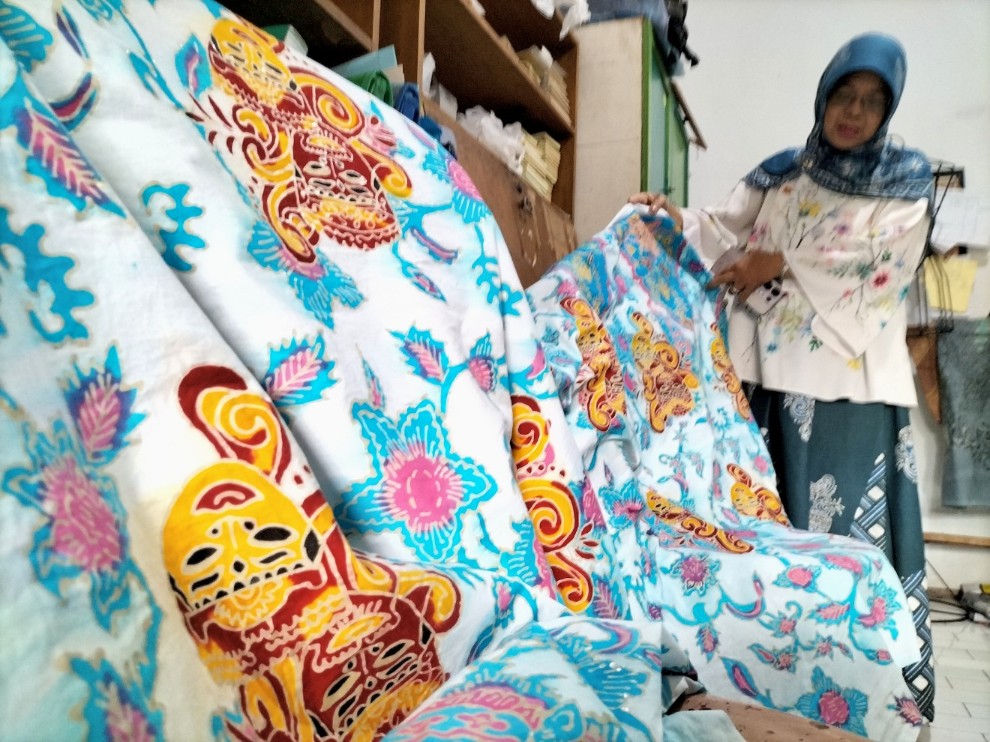 Wiwik Niarti, Owner Batik Blimbing Malang menunjukkan karya batik motif Daniswara Silamukti. Foto: Tugusatu/Bagus Suryo