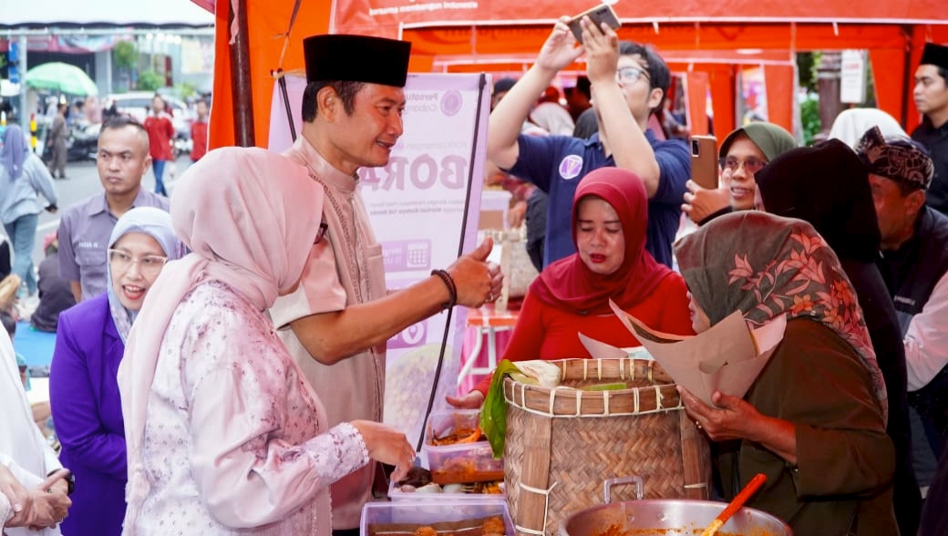 Bupati Lamongan Yuhronur Efendi membuka Boranan Agung di halaman Masjid Agung Lamongan, Minggu (15/3). Foto: Tugusatu/Ahmad Yakub/ist