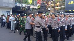 Kapolresta Malang Kota, Kombes Putu Kholis Aryana dan Wali Kota Malang Wahyu Hidayat memantau kesiapan personel pengamanan arus mudik Lebaran 2026. Foto: Tugusatu/Maghfirotul Hasanah