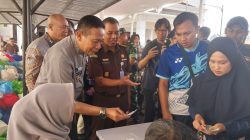 Gelaran pasar murah di kantor Kejaksaan Negeri Kota Malang berlangsung tertib. Foto: Tugusatu/Maghfirotul Hasanah