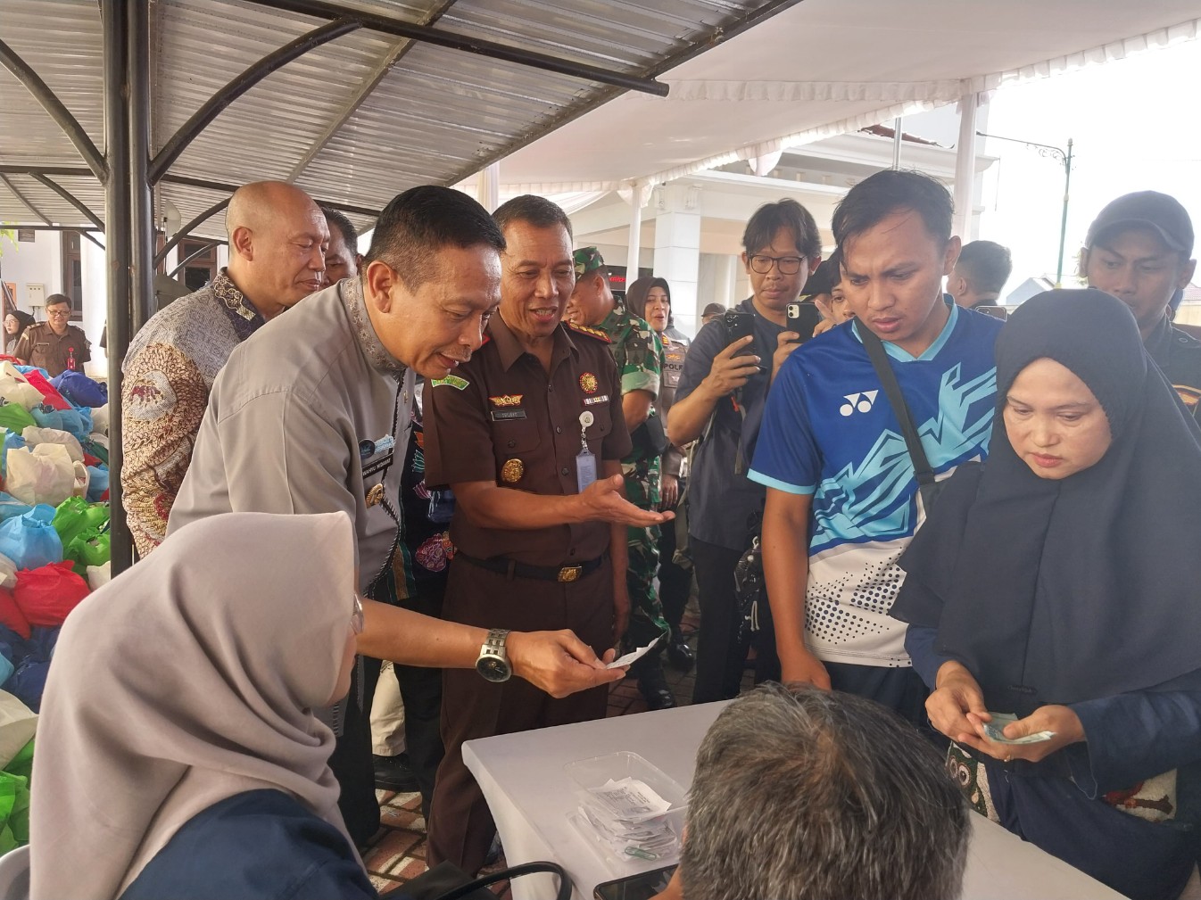 Gelaran pasar murah di kantor Kejaksaan Negeri Kota Malang berlangsung tertib. Foto: Tugusatu/Maghfirotul Hasanah