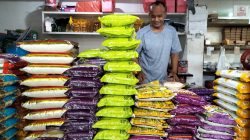 Pedagang beras di Pasar Bunulrejo, Kota Malang, Jawa Timur. Foto: Tugusatu/Bagus Suryo