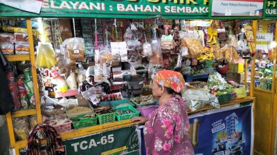 Pedagang di Pasar Bunulrejo, Kota Malang, melayani konsumen. Foto: Tugusatu/Bagus Suryo